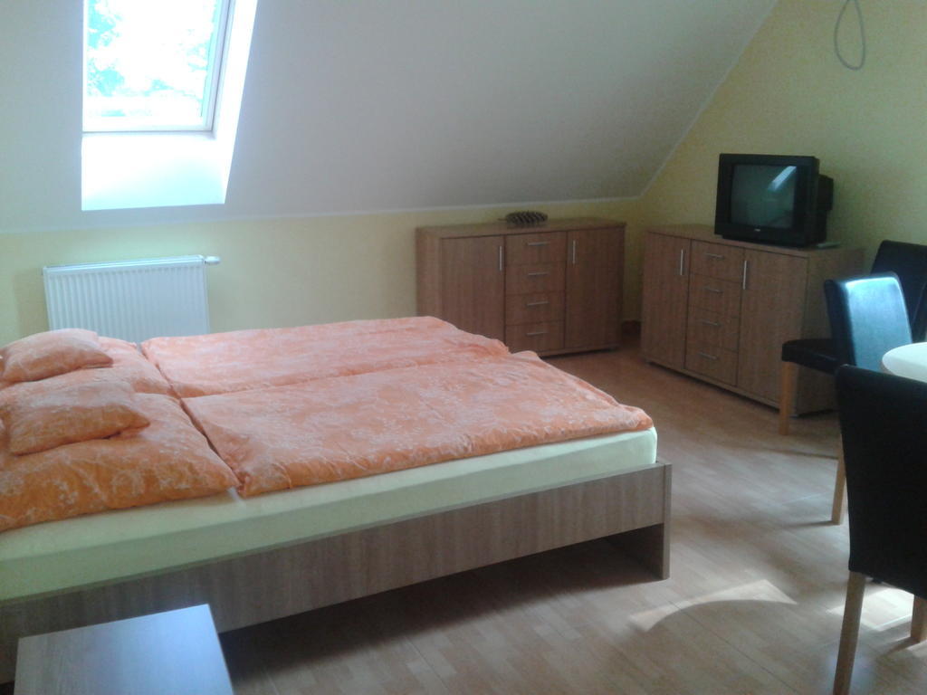 Hatarmenti Vendeghaz Zsira Room photo